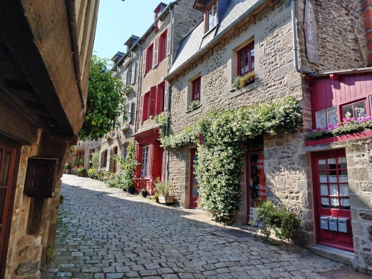 Chambre D'Hote Familiale De La Maison Bleue Lanvallay エクステリア 写真