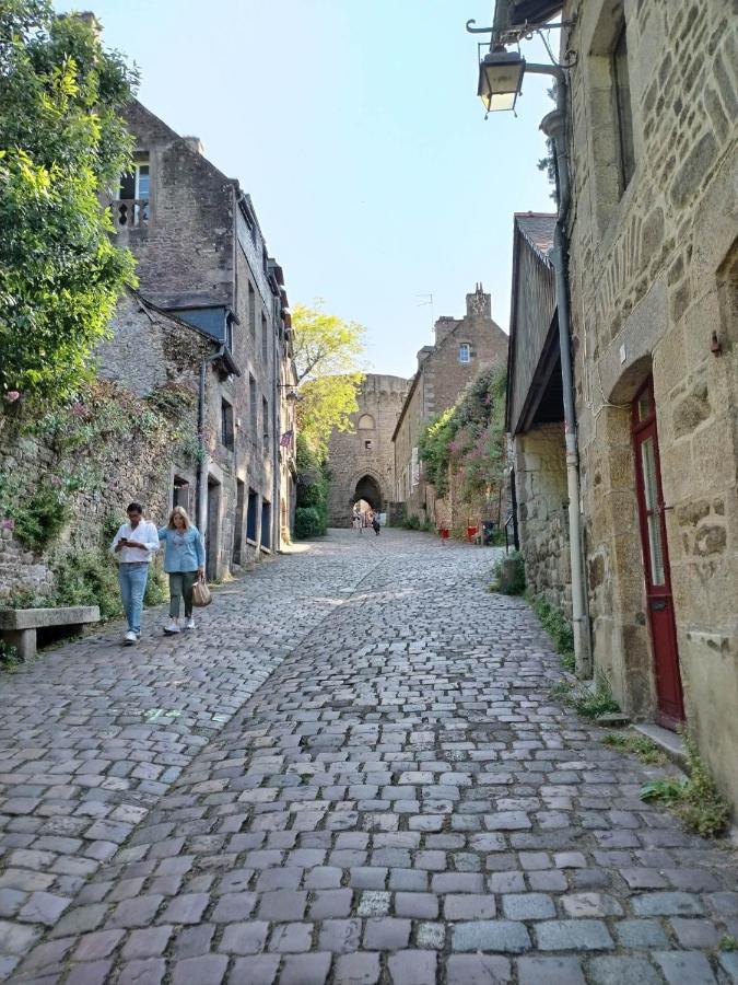 Chambre D'Hote Familiale De La Maison Bleue Lanvallay エクステリア 写真